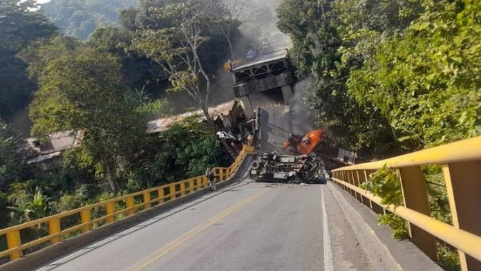 ¡Atención! Se desploma puente vehicular en la vía Armenia - La Paila