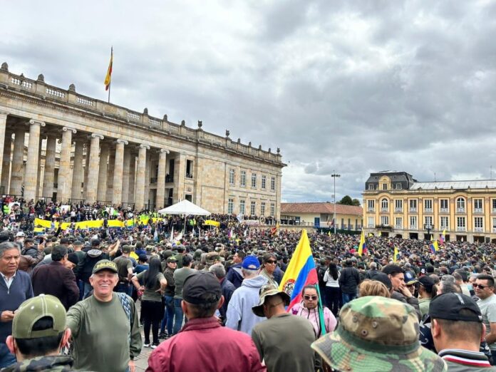 Manifestación de exmiembros de las Fuerzas Militares en contra de Gustavo Petro en la Plaza de Bolívar