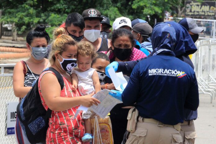 Preocupación de Claudia López por deportados abandonados en Bogotá