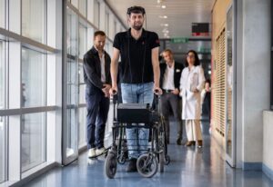 Paso a paso: revolucionario implante cerebral permitió a un hombre caminar nuevamente después de 12 años