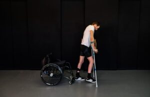 Paso a paso: revolucionario implante cerebral permitió a un hombre caminar nuevamente después de 12 años