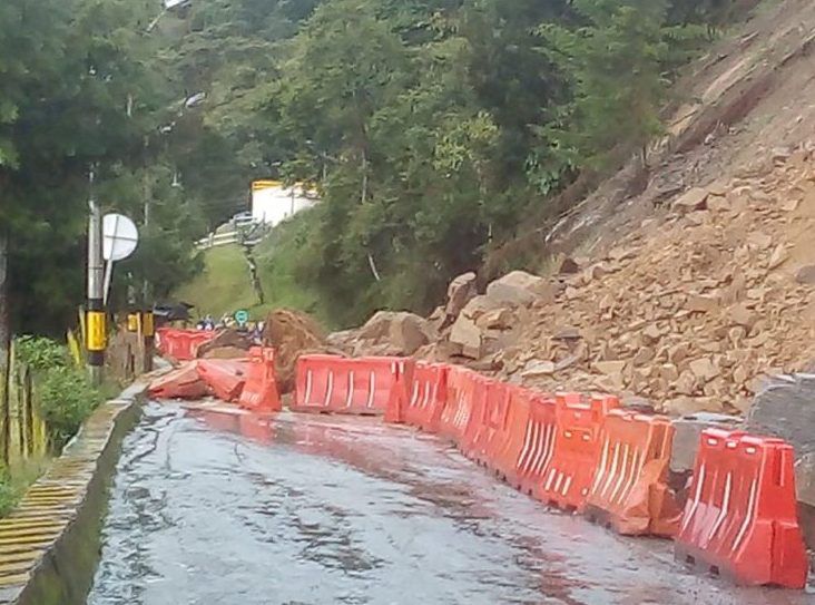 Antioquia: Cierre en la vía Santa Elena por fuertes lluvias