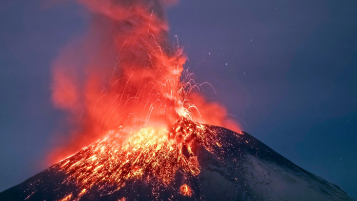 Erupción en el volcán Popocatépetl en México