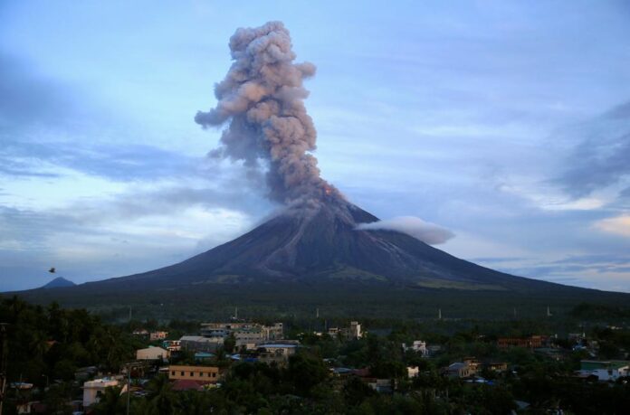 Avanza la actividad del volcán Mayón en Filipinas, ya son 20.000 personas evacuadas
