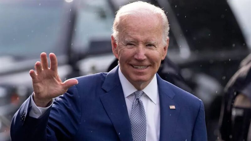 Joe Biden se cayó en un evento militar