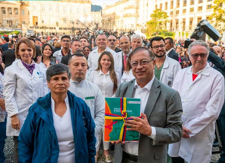 Solicitud masiva: Más de 100 destacados líderes piden a Petro retirar la reforma de salud