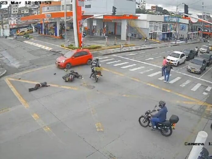 Conductor que ignoró semáforo en rojo arrolla a motociclista en Armenia