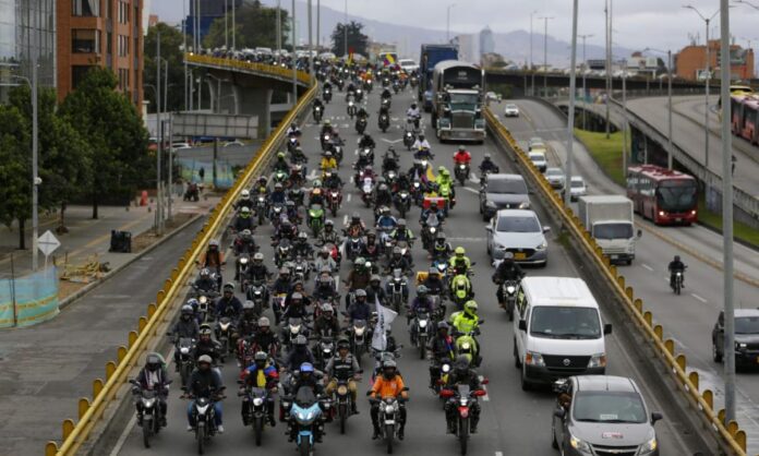 Protestas por aumento de gasolina generan bloqueos en Colombia