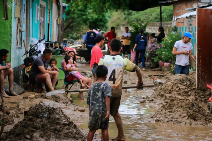 Desborde del Río de Oro en Girón, deja más de 100 afectados