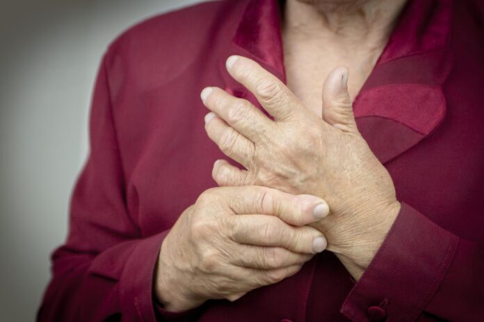 Casos de artritis se duplican Luego de la pandemia de COVID-19