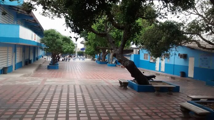 Padre con arma irrumpe en colegio de Barranquilla y amenaza a estudiante de 13 años