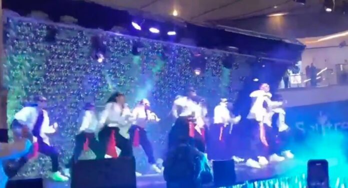 Cae Escenario en Concurso de Baile en Bogotá