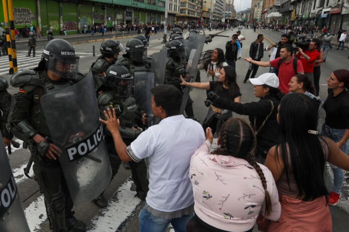 Enfrentamiento entre Vendedores de San Victorino y ESMAD: bloquearon la 10ª