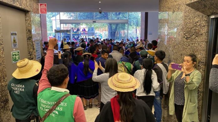 Manifestantes indígenas ingresan a las instalaciones de revista Semana