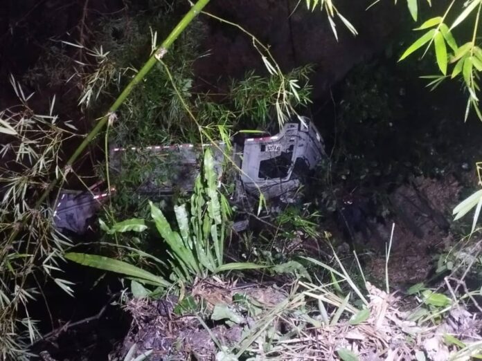 Bomberos Rescatan a conductor que cayó a una cañada en Floridablanca