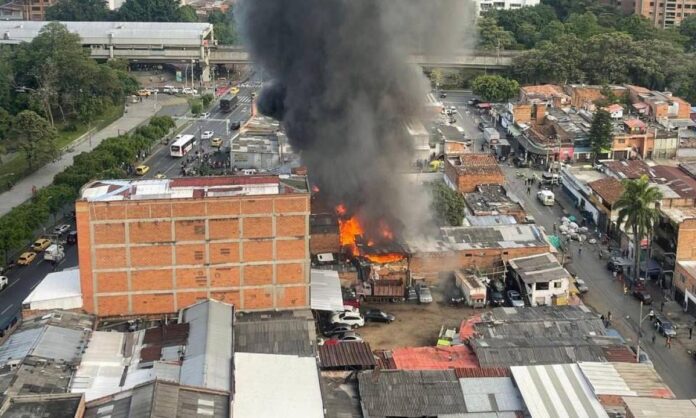 Incendio en el Occidente de Medellín: Tres locales y una vivienda sufren daños