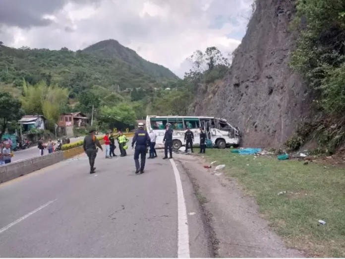 Fatal vuelco de autobús en La Vega, Cundinamarca: Hay dos fallecidos