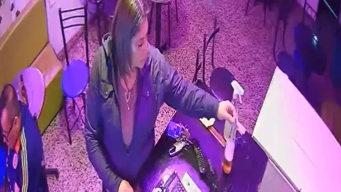 Mujer en bar de Bogotá droga a hombre mientras este se distrae