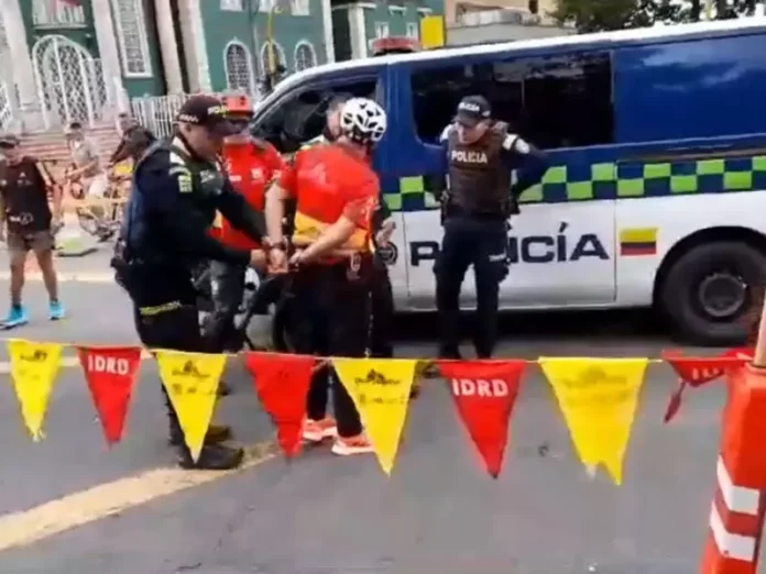 Guardian de la ciclovía fue arrestado por la Policía, luego de pedirles que bajaran la velocidad de la patrulla que se desplazaba por corredor exclusivo