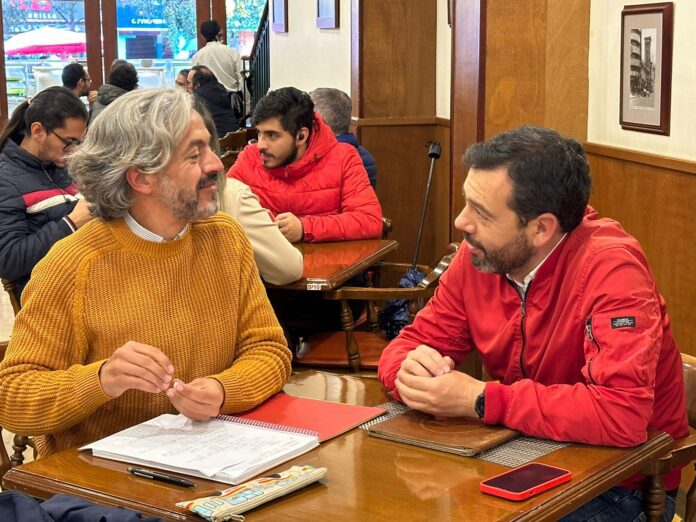 Carlos Fernando Galán y Juan Daniel Oviedo se reúnen en panadería de Bogotá