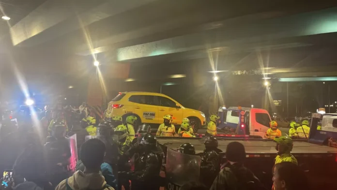 Taxistas Hacen oír su Protesta con 'pitazón' en Bogotá