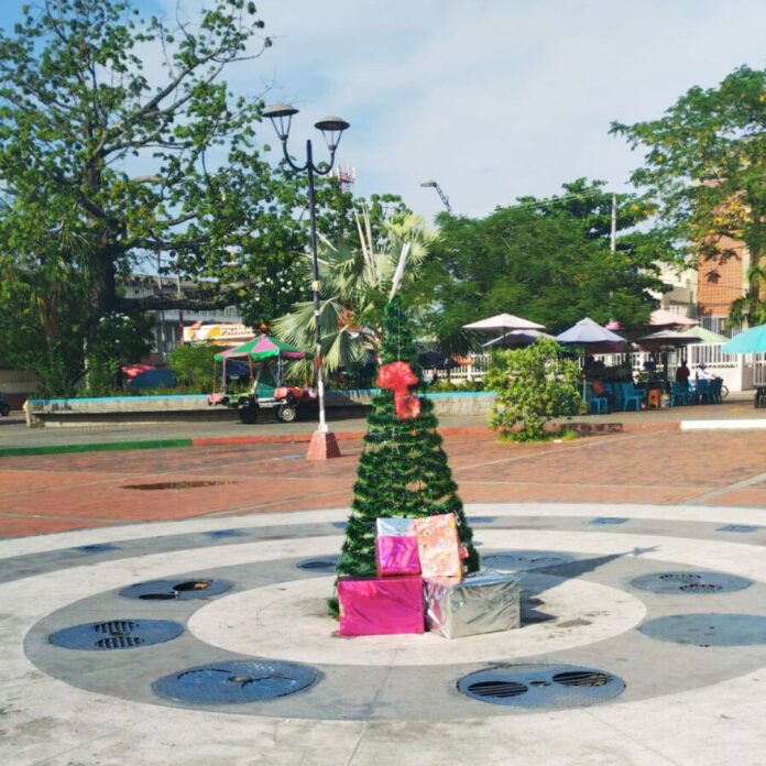 El árbol de Navidad en Girardot que desató burlas en redes sociales