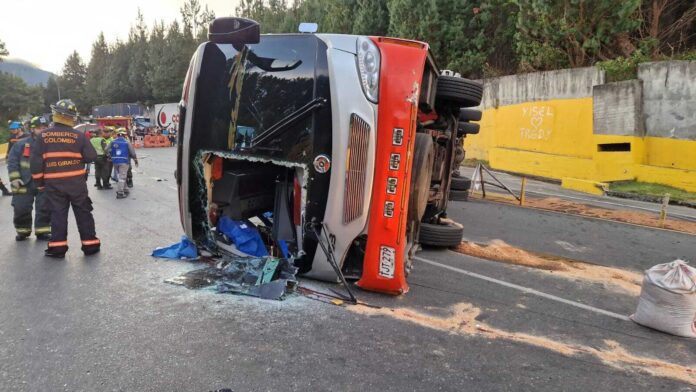 Tragedia en la vía La Línea en Quindío: Dos fallecidos y 10 heridos tras fatal accidente de tránsito