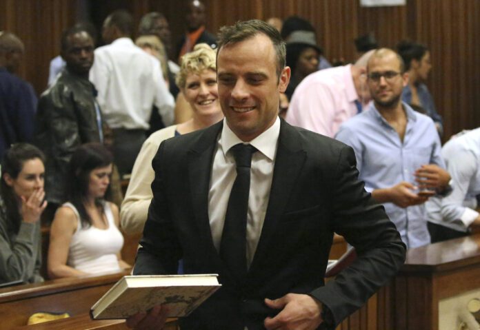 Oscar Pistorius sale de la cárcel después de cumplir condena por la muerte de su novia