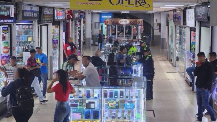 Centro comercial de Medellín cerrado por tres días por venta de celulares robados