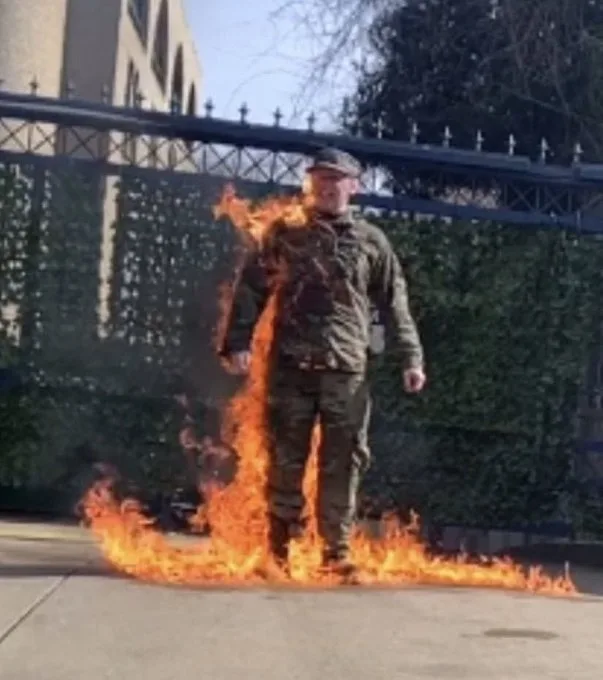 Aviador estadounidense se quema frente a la embajada de Israel en Washington