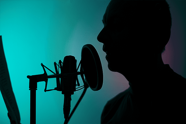 Inteligencia Artificial para narrar: Clonando su voz de manera creativa