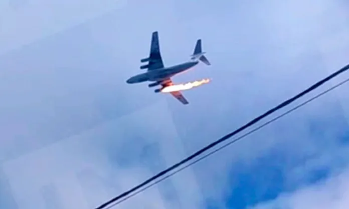 Rusia: Avión militar se estrella con 15 ocupantes
