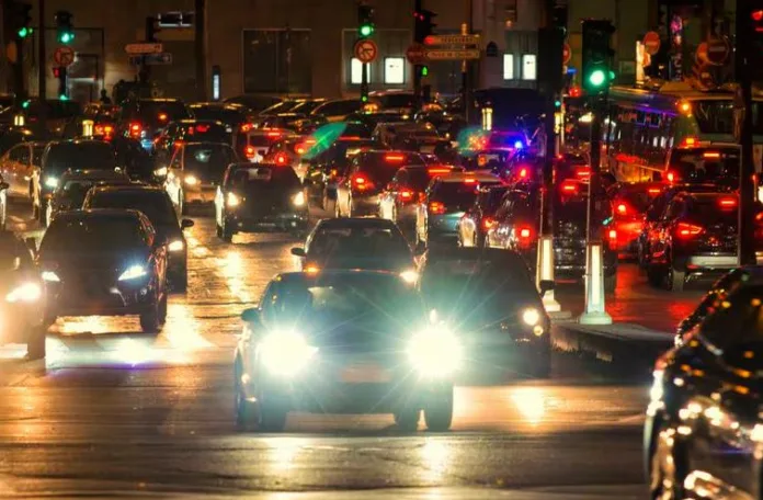Conductores enfrentan multas superiores al millón de pesos por uso indebido de luces