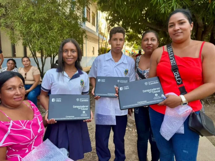 MinTIC: más de mil Niños de Gamarra y Agustín Codazzi reciben computadores