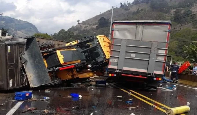 Accidente en carretera Cajamarca – Ibagué: camión se estrella en el Alto de la Línea