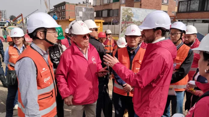 Alcalde de Bogotá Galán y accionista mayoritario de Metro Línea 1 inspeccionan obras de la calle 72