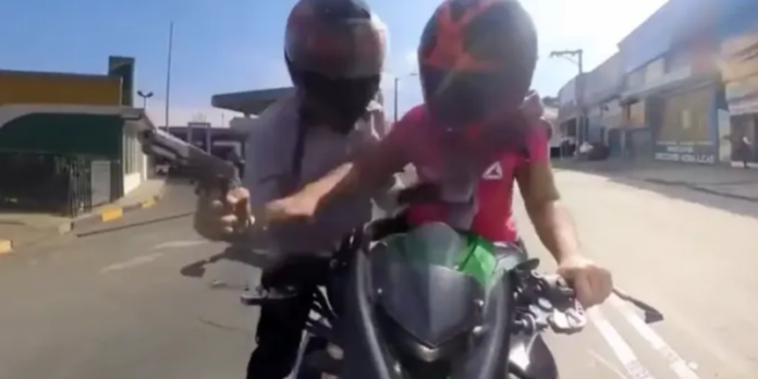 Ataque violento en Kennedy: mujer enfrenta intento de robo de su moto