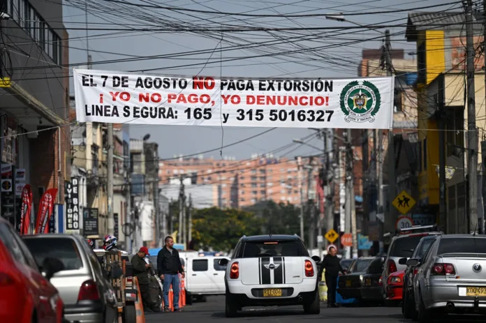 Comerciantes de Bogotá contratan a grupo de autodefensa para proteger su barrio
