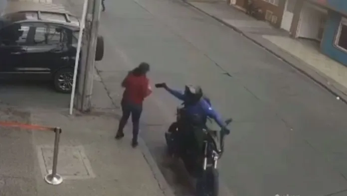Mujer víctima de ladrón en moto en el sur de Bogotá