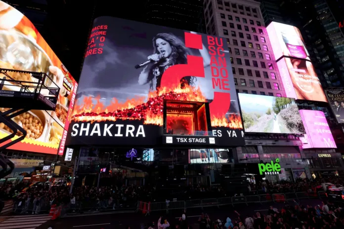 Shakira emociona a sus seguidores con un inesperado concierto en Times Square