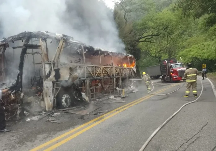 Bus con Pasajeros se incendió en la Ruta de San Gil a Bucaramanga