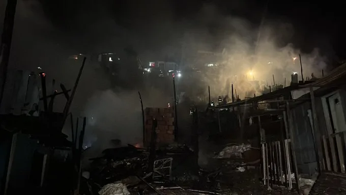 Bogotá: Incendio consume numerosas residencias desde la madrugada de este viernes