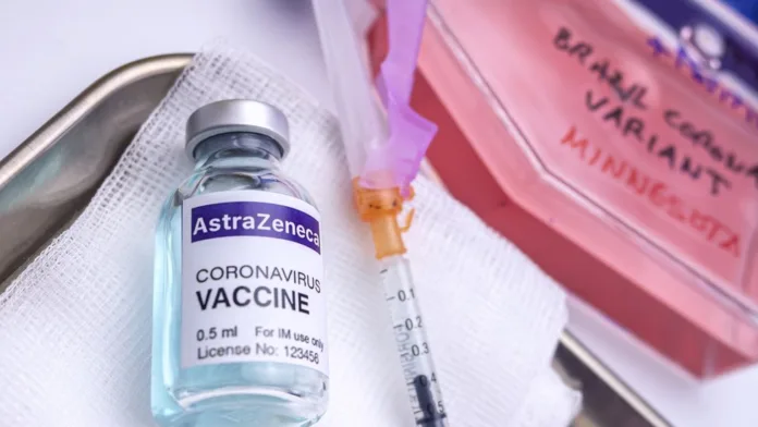 AstraZeneca reconoce riesgos inusuales en vacunación frente al COVID-19