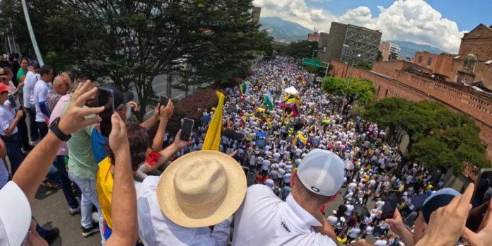 Presidente Petro asegura que la marchas en su contra fueron débiles en el país. Pero solo en Medellín hubo 350 mil asistentes