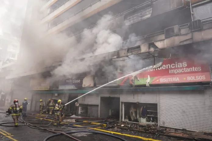 Incendio en edificio comercial en Cali: varios locales consumidos por las llamas