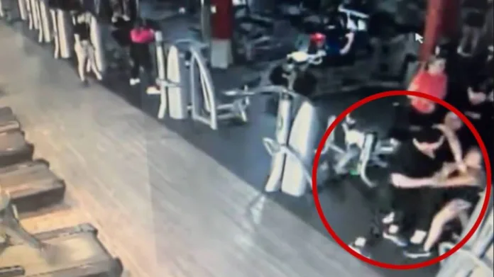 Mujer arranca dedo a otra por disputa en el gimnasio sobre el uso de una máquina