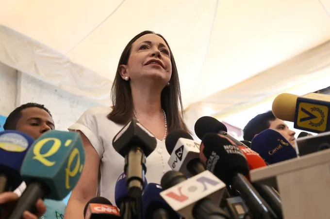 María Corina Machado evalúa la propuesta de plebiscito del presidente Petro en Venezuela