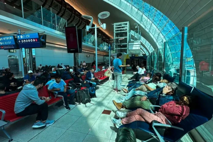 Aerolínea pide disculpas por extravío de 30,000 maletas