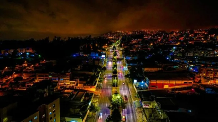 Ecuador enfrenta cortes de energía por la suspensión de importaciones desde Colombia y la sequía