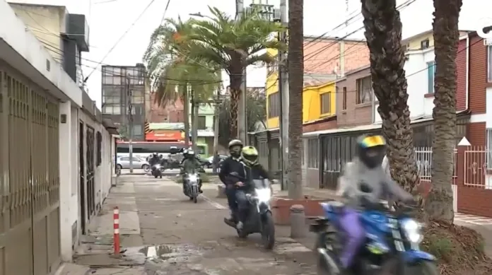 Localidad Kennedy: motocicletas y bicitaxis invaden el espacio peatonal
